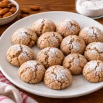 Amaretti calabresi 2 Biscotti alle mandorle rustici sulla tavola