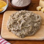 Polenta taragna: ricetta tradizionale rustica e gustosa 2 Polenta taragna rustica su tagliere di legno